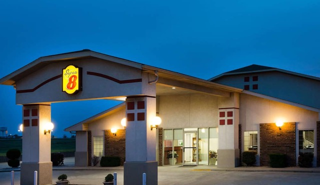 Super 8 by Wyndham Lamar