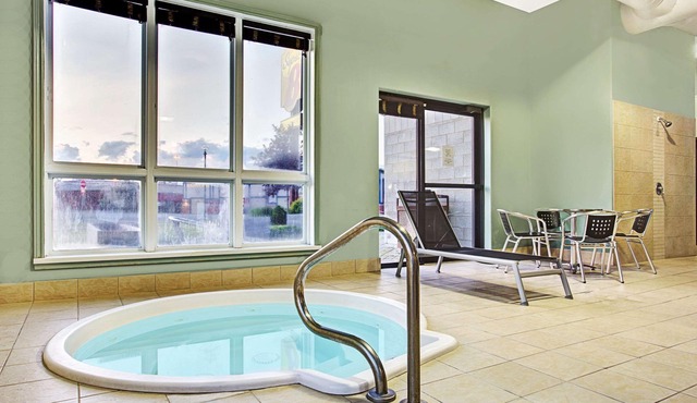 Super 8 by Wyndham Lachenaie/Terrebonne