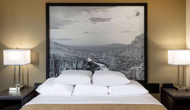Super 8 by Wyndham Laredo