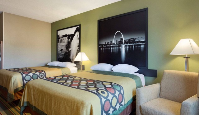 Super 8 by Wyndham Lees Summit