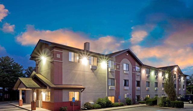 Super 8 by Wyndham Lexington Park/California Area