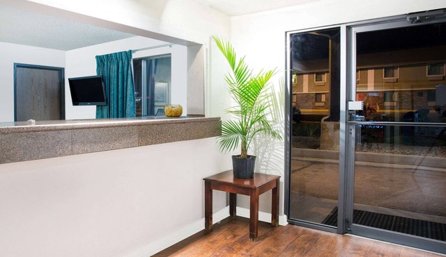 Super 8 by Wyndham Limon