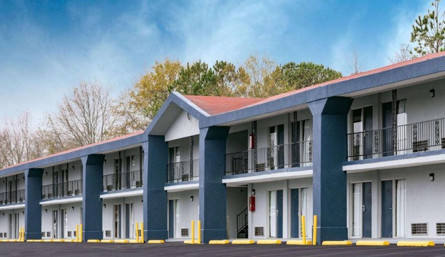 Super 8 by Wyndham Locust Grove
