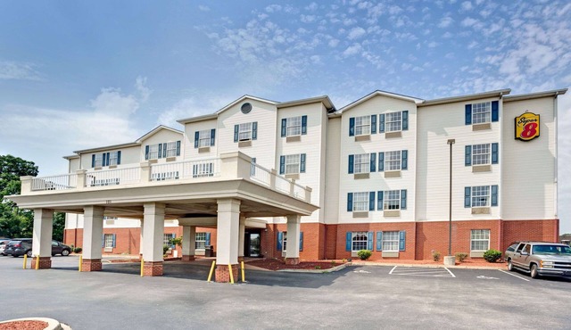 Super 8 by Wyndham Louisville/Expo Center