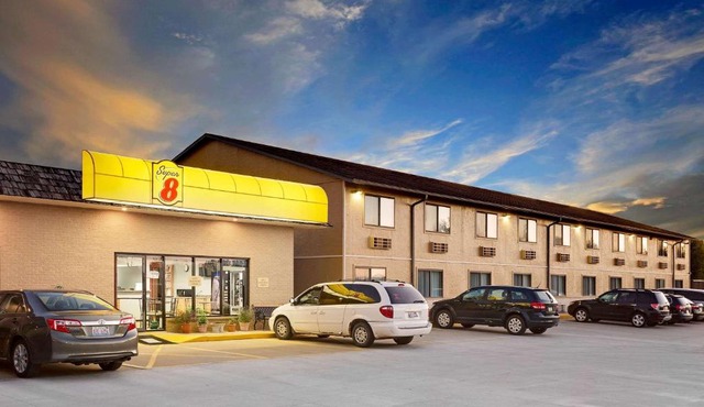Super 8 by Wyndham Macomb