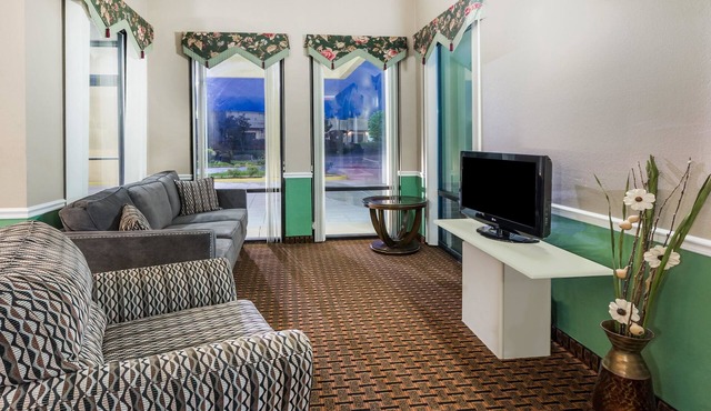 Super 8 by Wyndham Madison/Ridgeland Area