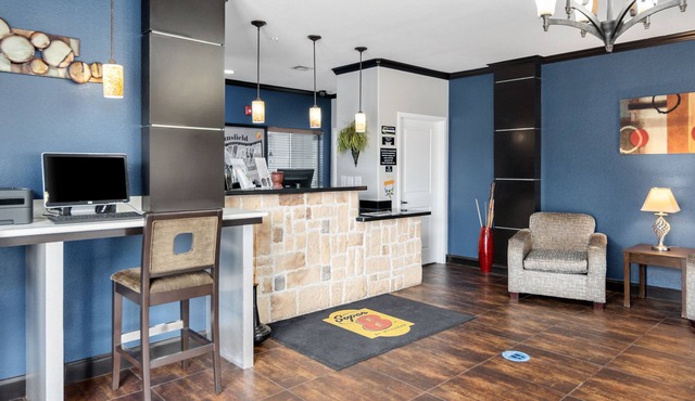 Super 8 by Wyndham Mansfield LA