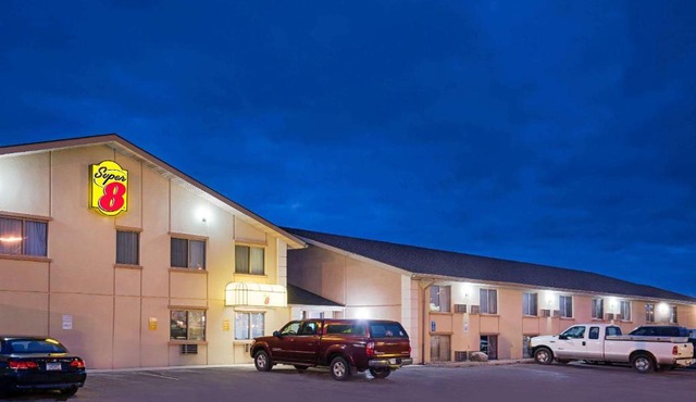 Super 8 by Wyndham Marshall MN