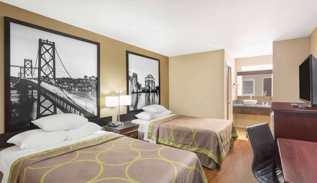 Super 8 by Wyndham Martinez