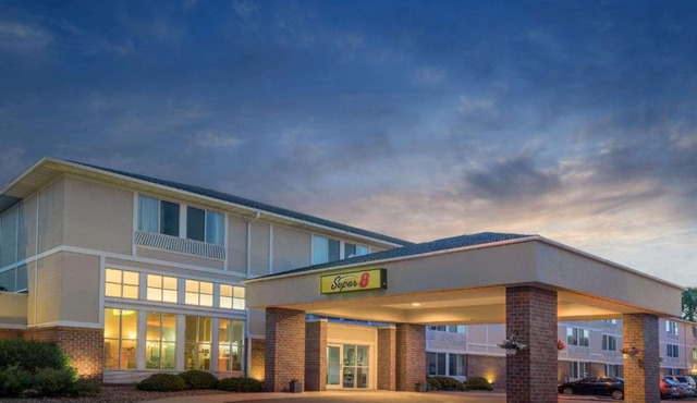 Super 8 by Wyndham Menomonie WI