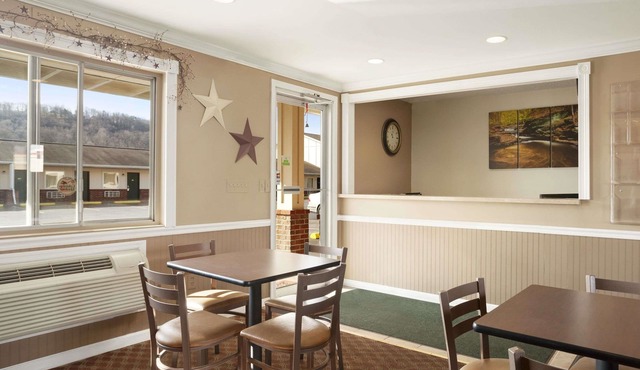 Super 8 by Wyndham Mifflinville Near Bloomsburg