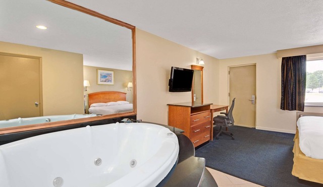 Super 8 by Wyndham Milford/New Haven