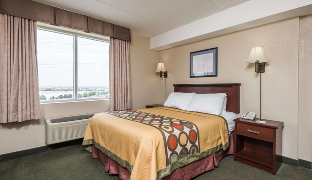 Super 8 by Wyndham Mississauga