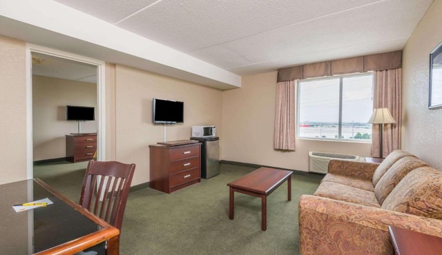Super 8 by Wyndham Mississauga