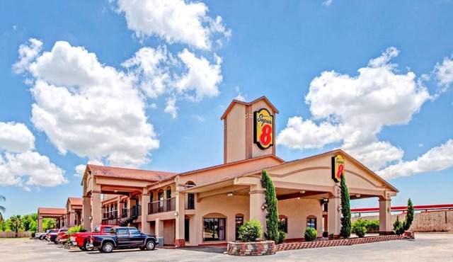 Super 8 by Wyndham Mont Belvieu - Baytown East