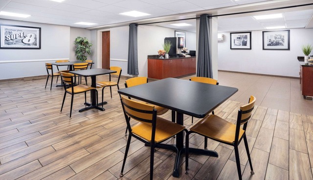 Super 8 by Wyndham Mount Laurel