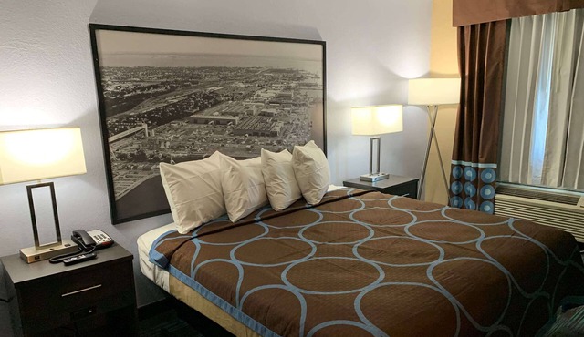Super 8 by Wyndham Newport News