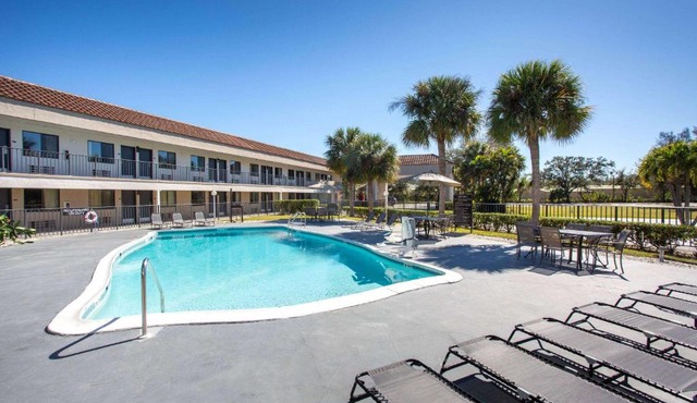 Super 8 by Wyndham Naples