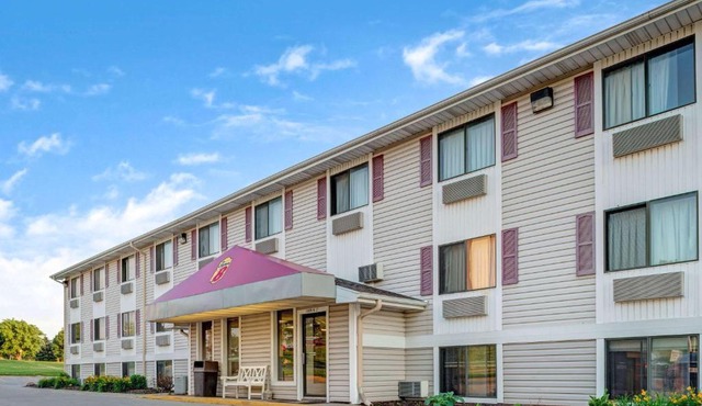 Super 8 by Wyndham Omaha I-80 West