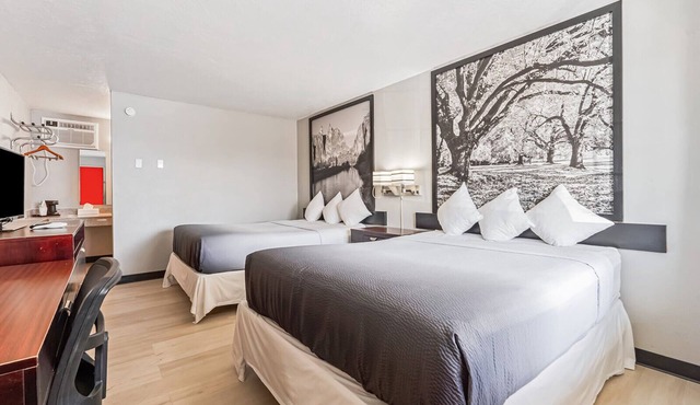 Super 8 by Wyndham Ontario