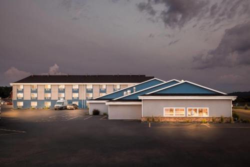 Super 8 by Wyndham Osseo WI