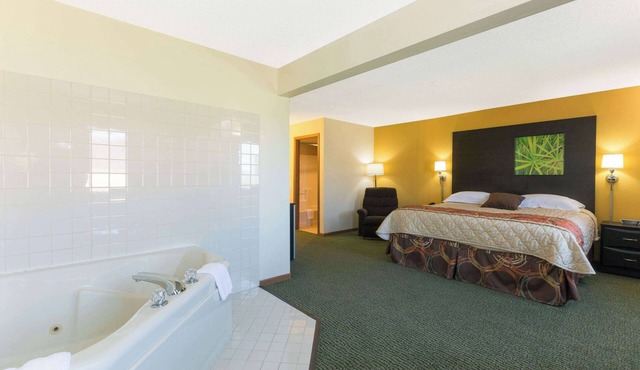 Super 8 by Wyndham Perry IA