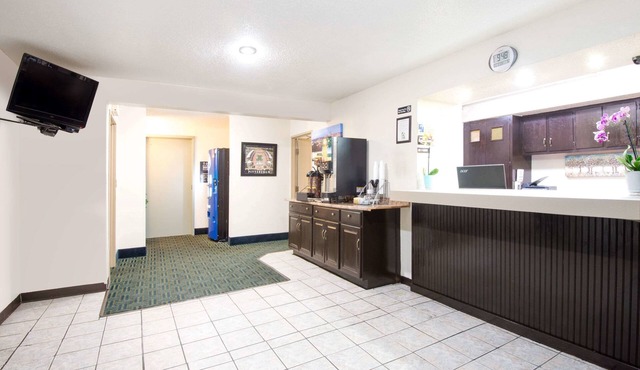 Super 8 by Wyndham Pittsburgh PA Airport/University Area