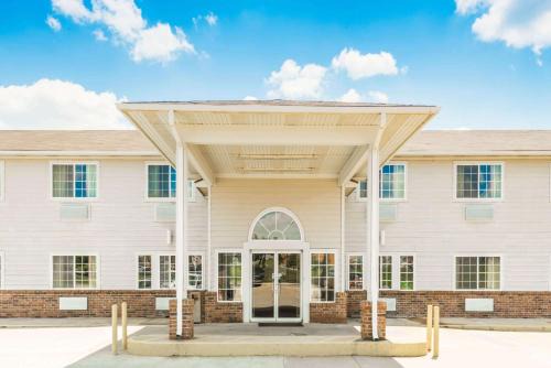 Super 8 by Wyndham Platte City Kansas City Area