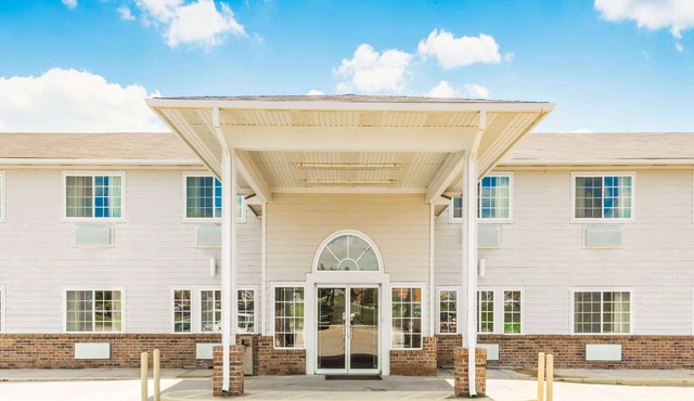Super 8 by Wyndham Platte City Kansas City Area Airport