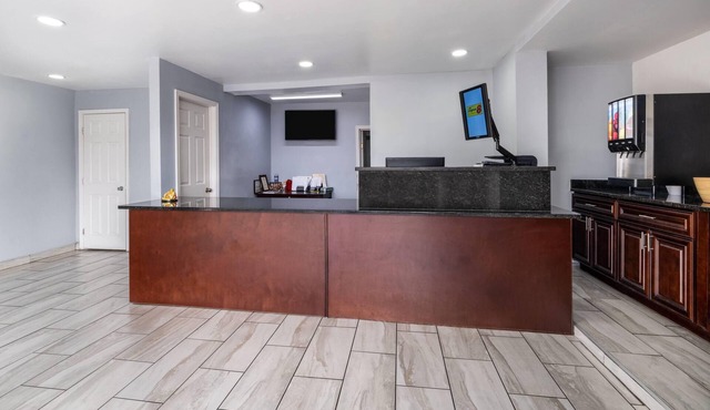 Super 8 by Wyndham Portsmouth - Norfolk