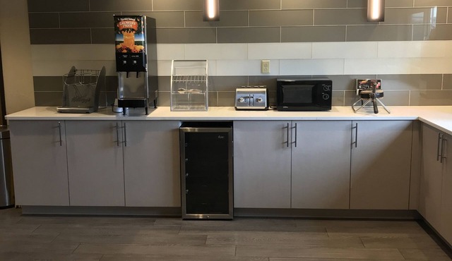 Super 8 by Wyndham Portland Airport