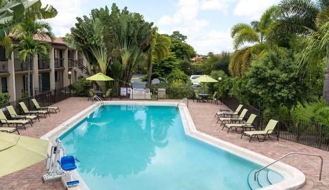 Super 8 by Wyndham Riviera Beach West Palm Beach