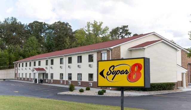 Super 8 by Wyndham Radcliff Ft. Knox Area