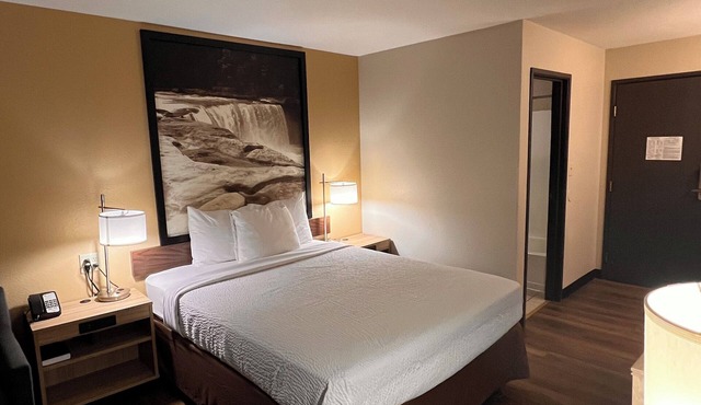 Super 8 by Wyndham Radcliff Ft. Knox Area