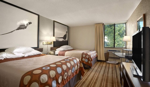 Super 8 by Wyndham Redfield