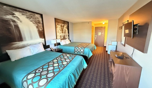 Super 8 by Wyndham Reedsburg