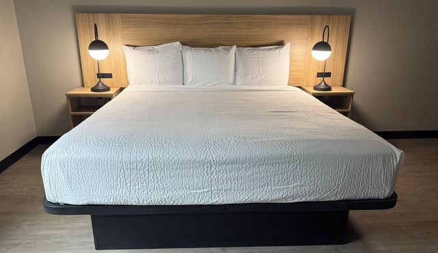 Super 8 by Wyndham Richfield/Cleveland