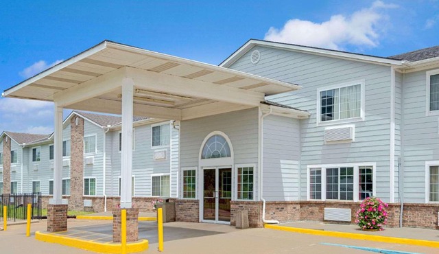 Super 8 by Wyndham Riverside/Kansas City