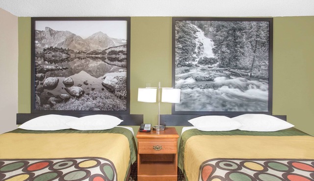 Super 8 by Wyndham Riverton