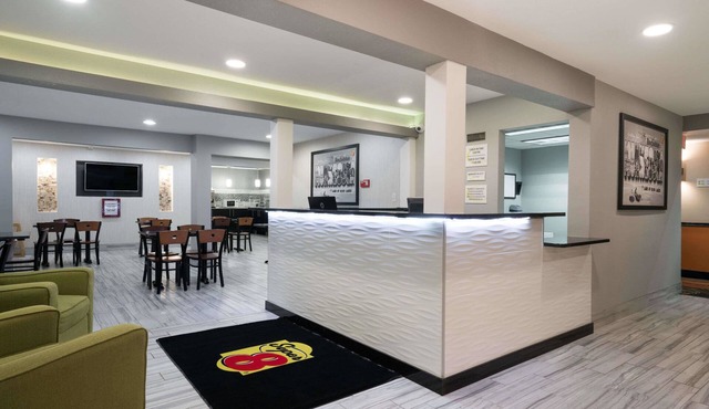 Super 8 by Wyndham Rochester Mayo Clinic Area