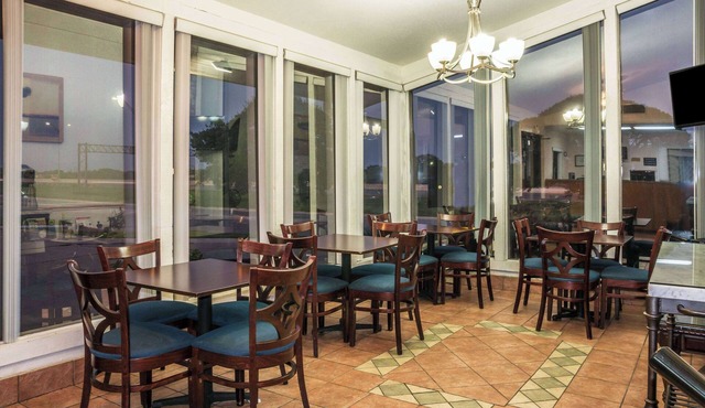 Super 8 by Wyndham San Marcos