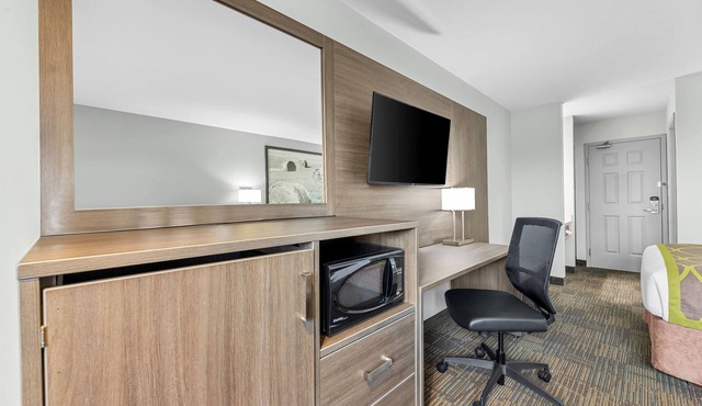 Super 8 by Wyndham Saskatoon Near Saskatoon Airport