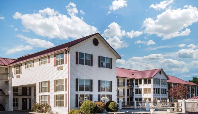 Super 8 by Wyndham Sevierville Riverside