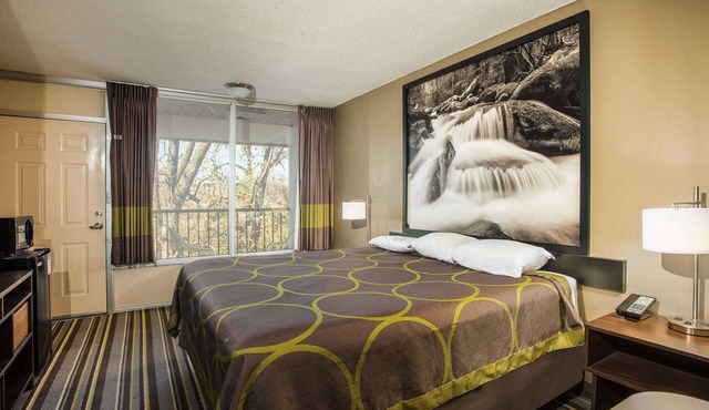 Super 8 by Wyndham Sevierville Riverside