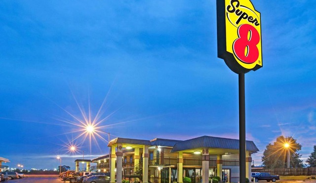 Super 8 by Wyndham Shawnee