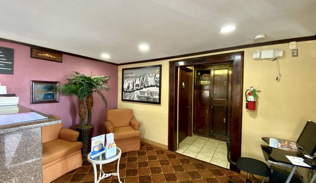Super 8 by Wyndham Shawnee