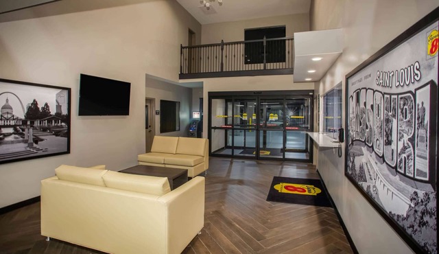 Super 8 by Wyndham St. Louis North