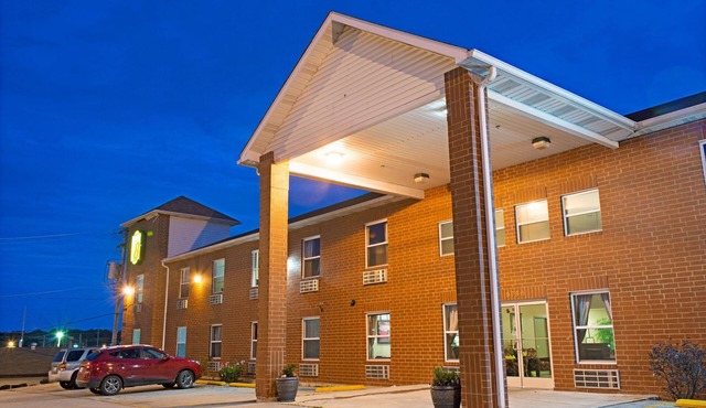 Super 8 by Wyndham St. Louis Airport