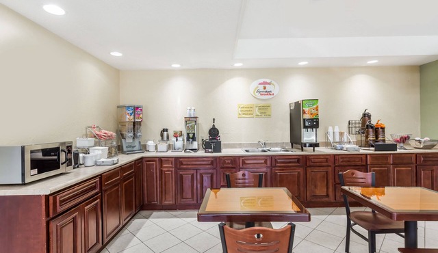 Super 8 by Wyndham Statesboro