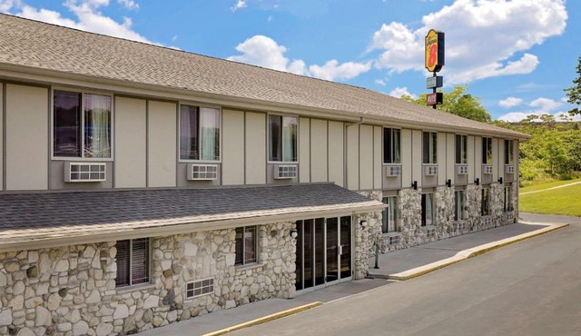 Super 8 by Wyndham Sturgeon Bay